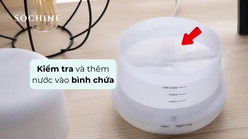 Kiểm tra và thêm nước vào bình chứa